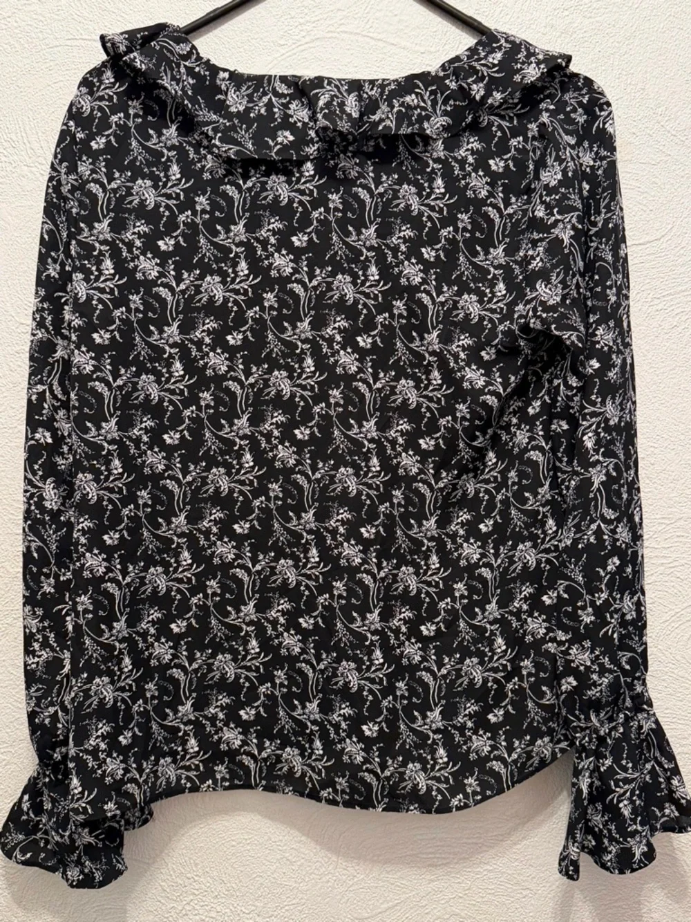 Carmen Marc Valvo Floral Blouse, size Small - Picture 2 of 4